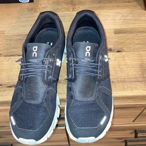 On cloud women’s shoes black size 10